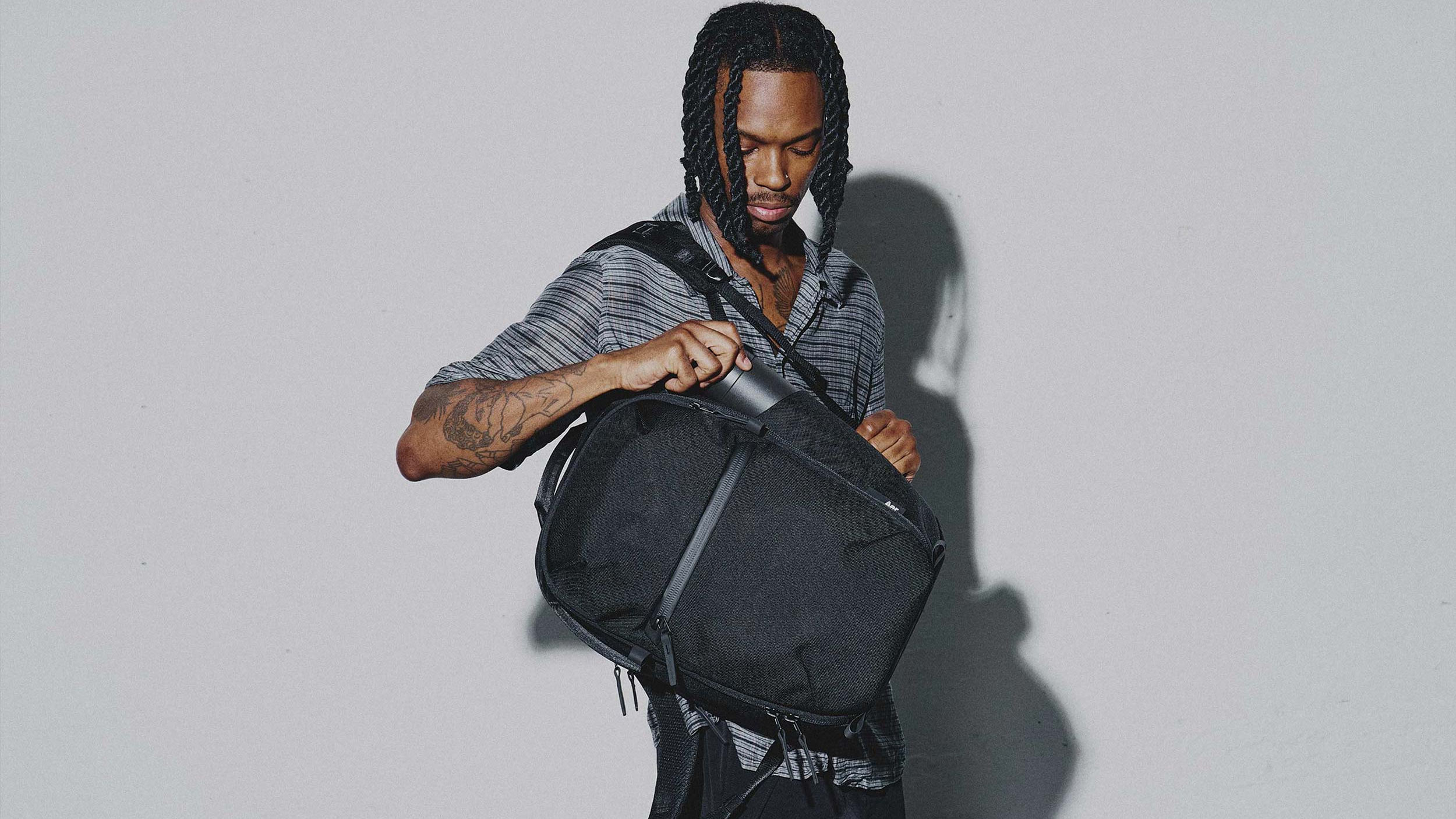 AER21063_citypackpro220l_black_lifestyle_5.png